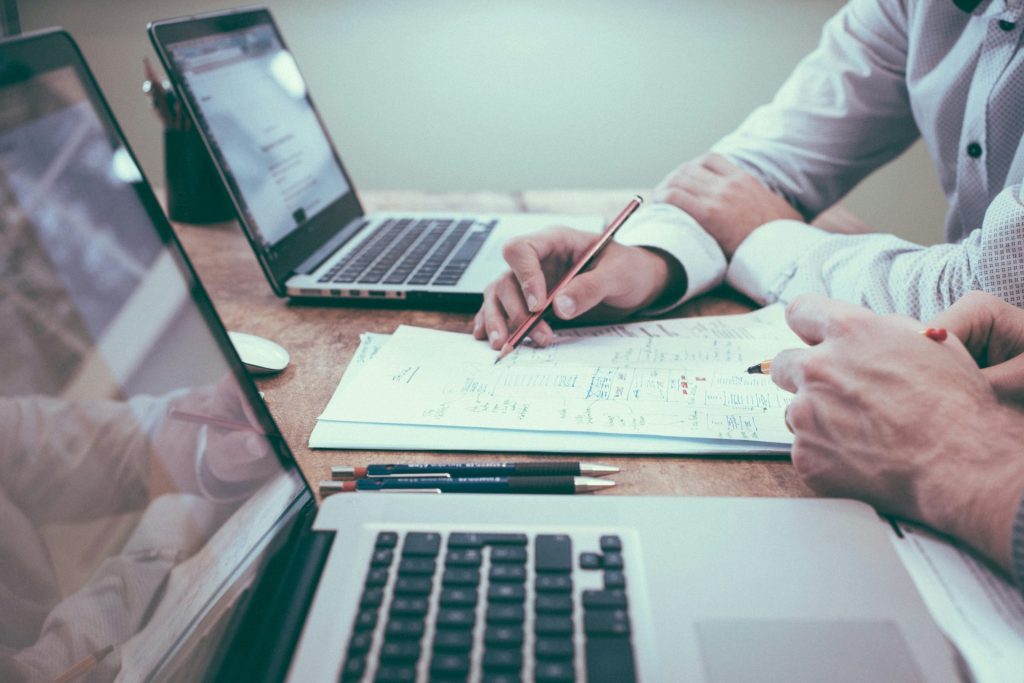 Zwei Personen arbeiten zusammen am Tisch