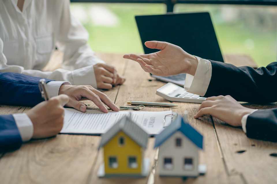 Besprechung über Immobilienverträge