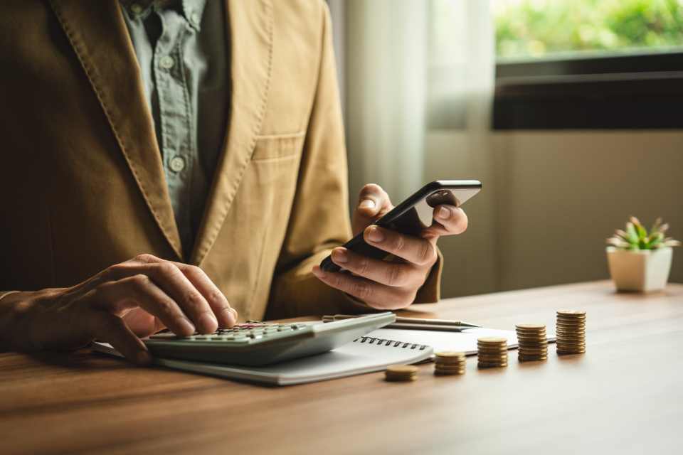 Berechnung von Finanzen am Tisch
