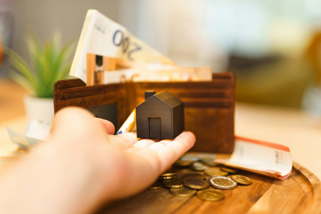 Haus in hand mit Geld