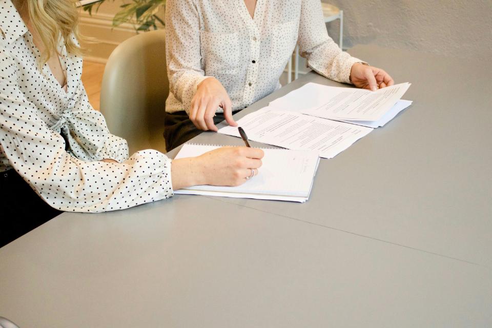 Zwei Frauen bei Besprechung